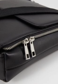 Pier One Sac Bandoulière Promos Sacs Fermoir Aimanté Homme -Fashion Soldes 08e05ba149b84501ab3475d2c909f710