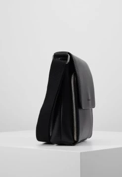 Pier One Sac Bandoulière Promos Sacs Fermoir Aimanté Homme -Fashion Soldes 31f79a3e49c140948dedcd6cc64eb1eb