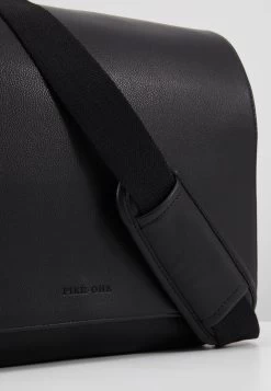 Pier One Meilleur Prix Garanti Sac Bandoulière Sacs Compartiment Pour Pc Portable Homme 13 Pier One Meilleur Prix Garanti Sac Bandoulière Sacs Compartiment Pour Pc Portable Homme -Fashion Soldes 35de3b7b84c54b2abd47bb358f1dd7cd