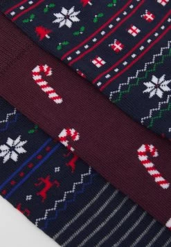 Pier One XMAS GIFT BOX 3 PACK – Chaussettes Prix Discount Sous-vêtements & Chaussettes Rayures Homme -Fashion Soldes 3ed892cbc52944bd811fef40de434aa9