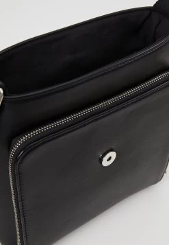 Pier One Sac Bandoulière Promos Sacs Fermoir Aimanté Homme -Fashion Soldes 64e3258d4b2e4b3b9dd81fdee0642ad6