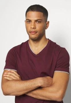 Pier One Prix Allégé T-shirt Basique T-shirts & Polos Col En V Homme -Fashion Soldes 67671e08d12343d69cdb83f305fe5212