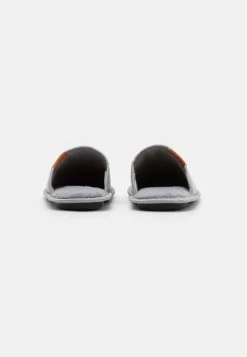 Prix Accessible Pier One Chaussons Rond Homme 8 Prix Accessible Pier One Chaussons Rond Homme -Fashion Soldes 6df091d47ffb44e1848b94628684d0e3