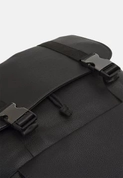 Pier One UNISEX – Sac à Dos Prix Sacrifiés Sacs Et Bagages Compartiment Pour Téléphone Portable -Fashion Soldes 7cc8507be5b9422099f116d676900185