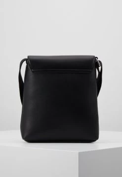 Pier One Sac Bandoulière Promos Sacs Fermoir Aimanté Homme -Fashion Soldes 7fc9b8c2009e411c8a0b428916cc63ad