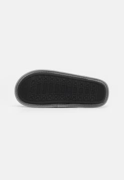 Prix Accessible Pier One Chaussons Rond Homme 10 Prix Accessible Pier One Chaussons Rond Homme -Fashion Soldes 8950f3a7c1a946c38247e65bd5c20335