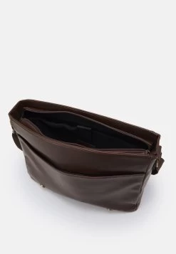 Pier One Assurance De L’Authenticité Sac Bandoulière Sacs Compartiment Pour Pc Portable Homme -Fashion Soldes a6f2337217384e7fb40de755f9cdd4cf