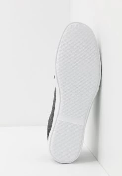 Prix Équitable Pier One Baskets Basses Sneakers Rond Homme 10 Prix Équitable Pier One Baskets Basses Sneakers Rond Homme -Fashion Soldes bfb1073d52bd4884bfe0c074c4b2d5c0